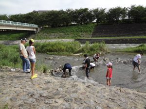 鮎つかみとゴミ拾い